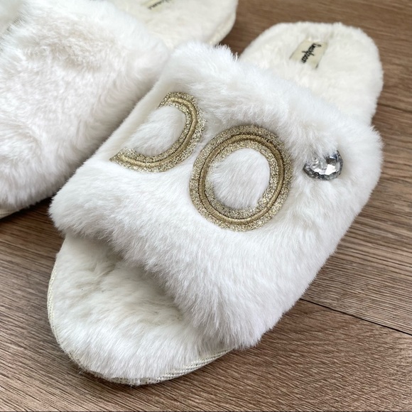 Dearfoam Size 7/8 I DO 💍 White Fuzzy Slippers with Rhinestone - Picture 3 of 8